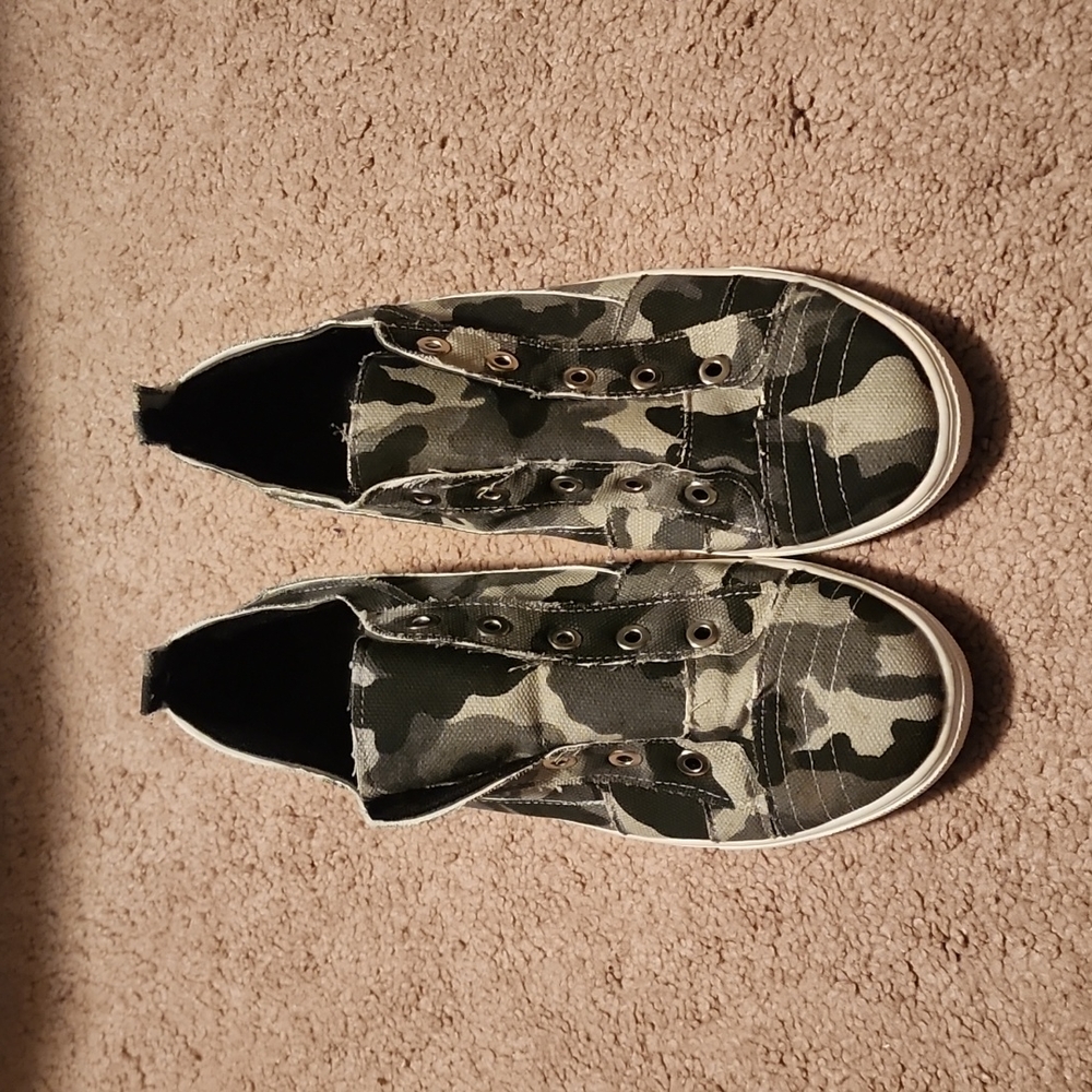Camo sneakers size 9